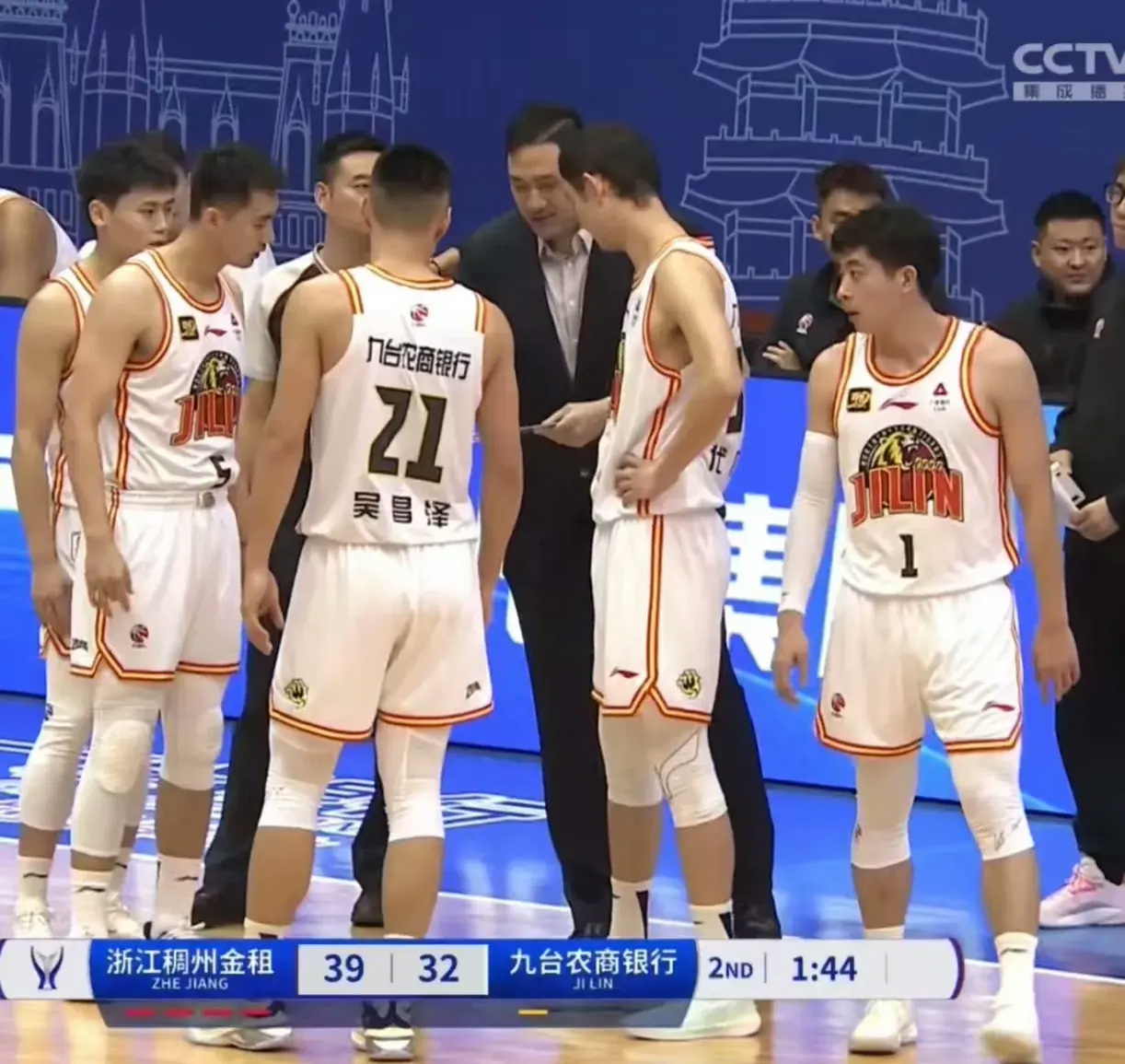 球队战绩起伏不定,球员表现褒贬不一 球队战绩起伏不定,球员表现褒贬不一