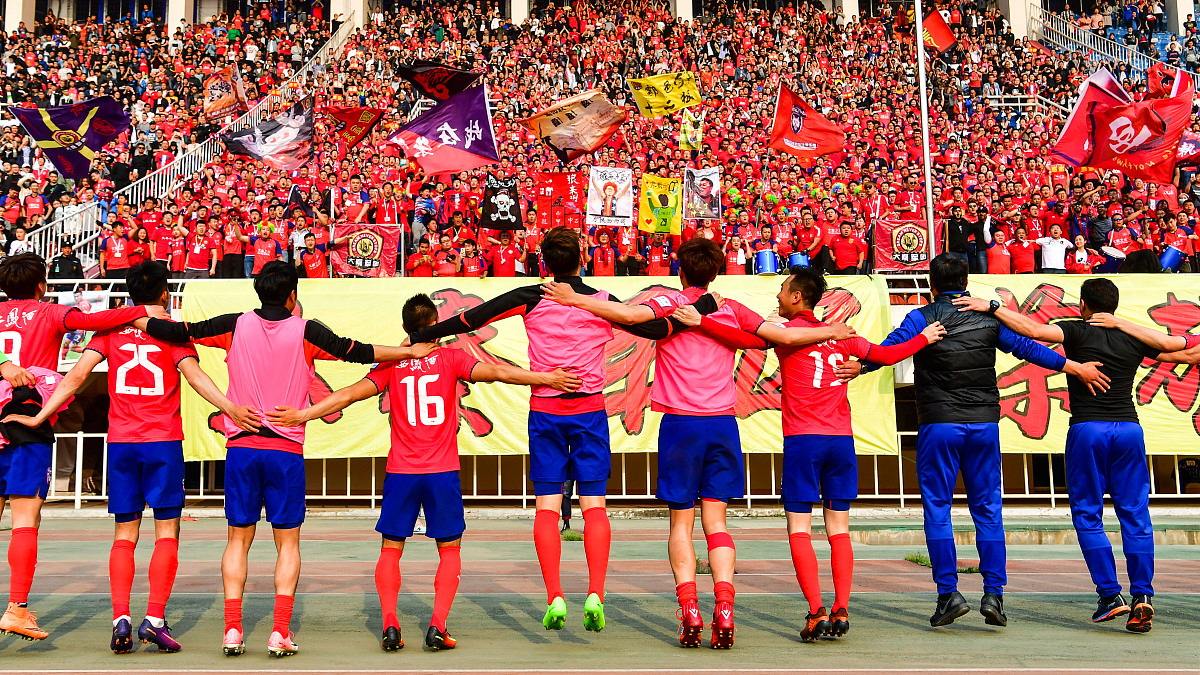 激情足球赛场再度点燃,球员拼搏至极的简单介绍 激情足球赛场再度点燃,球员拼搏至极的简单介绍