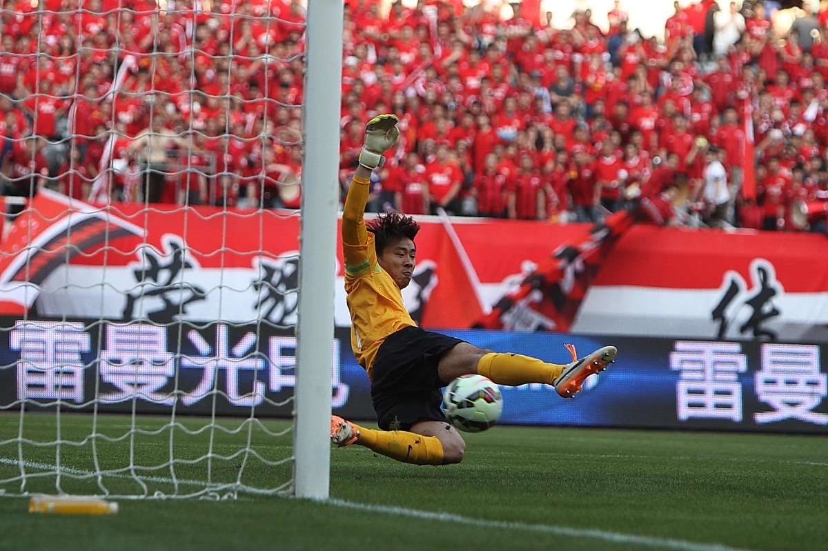 包含重庆力帆足球俱乐部球员面对强敌拼尽全力的词条