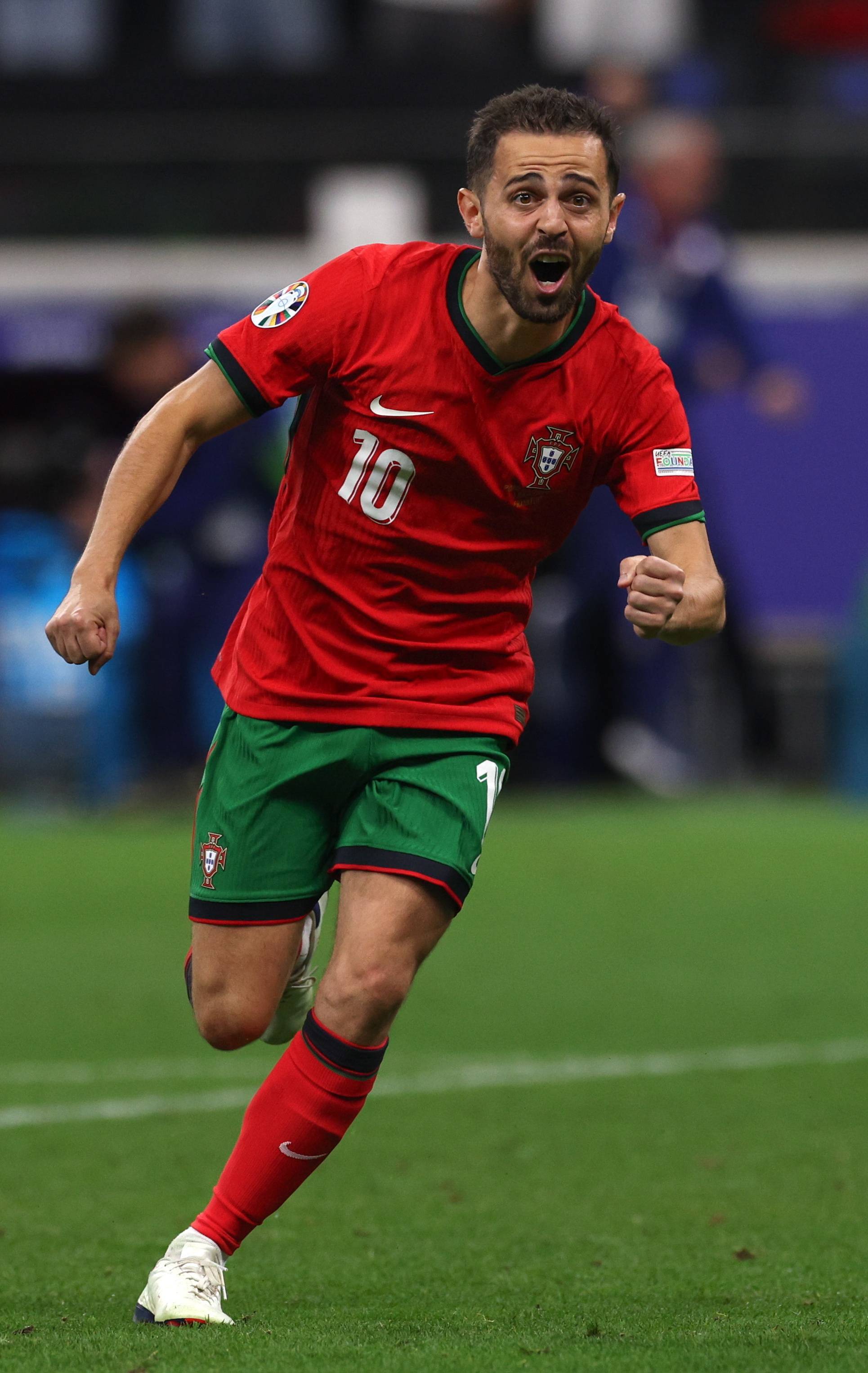 葡萄牙队大胜荷兰,晋级欧洲锦标赛 葡萄牙队大胜荷兰,晋级欧洲锦标赛