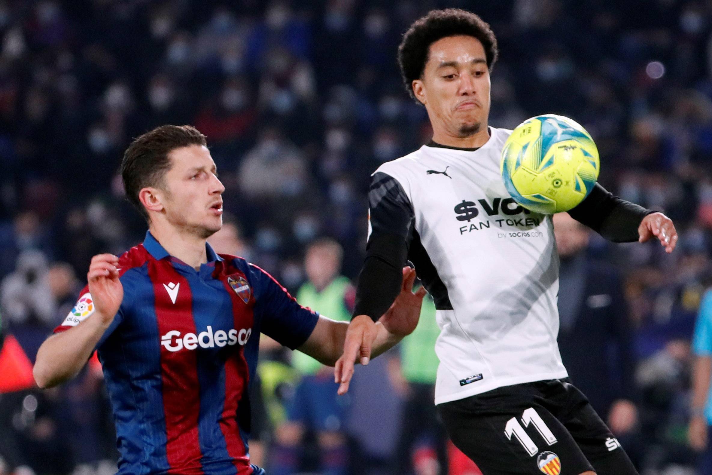 瓦伦西亚击败死敌莱万特:费尔南多传射赢球的简单介绍 瓦伦西亚击败死敌莱万特:费尔南多传射赢球的简单介绍