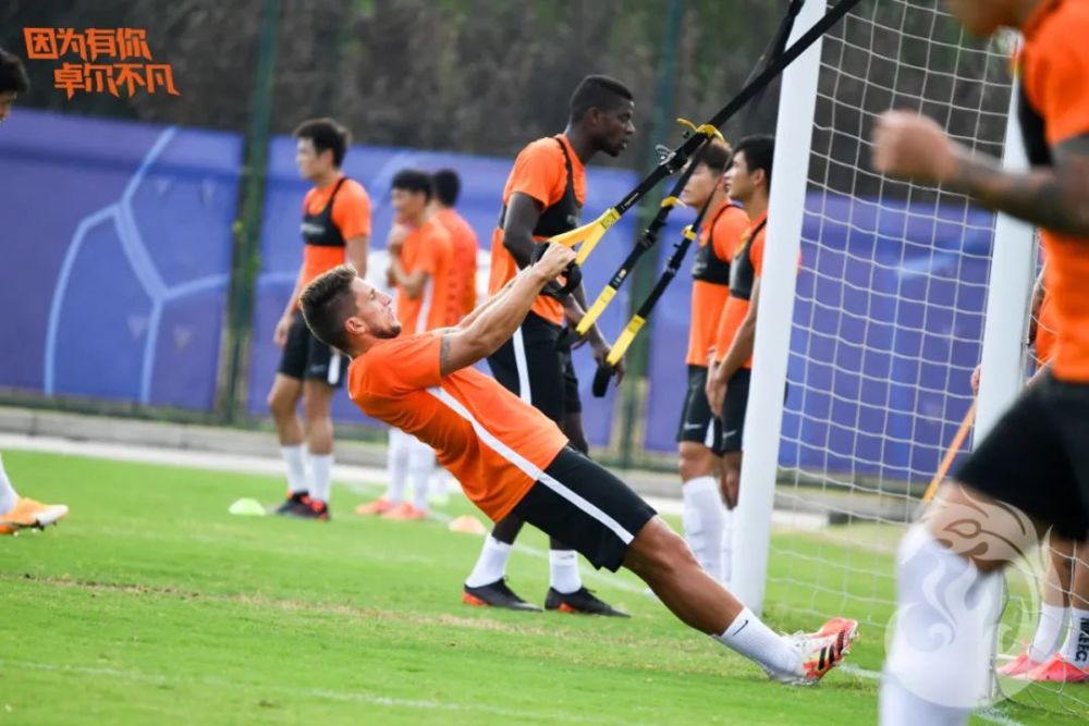 足球比赛中球队积极备战迎接挑战 足球比赛中球队积极备战迎接挑战