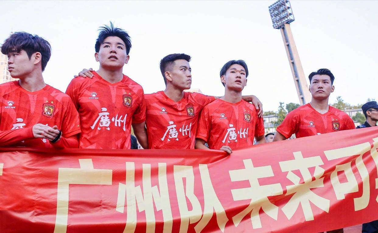 广州富力困扰不断,球迷呼吁更换主帅的简单介绍 广州富力困扰不断,球迷呼吁更换主帅的简单介绍