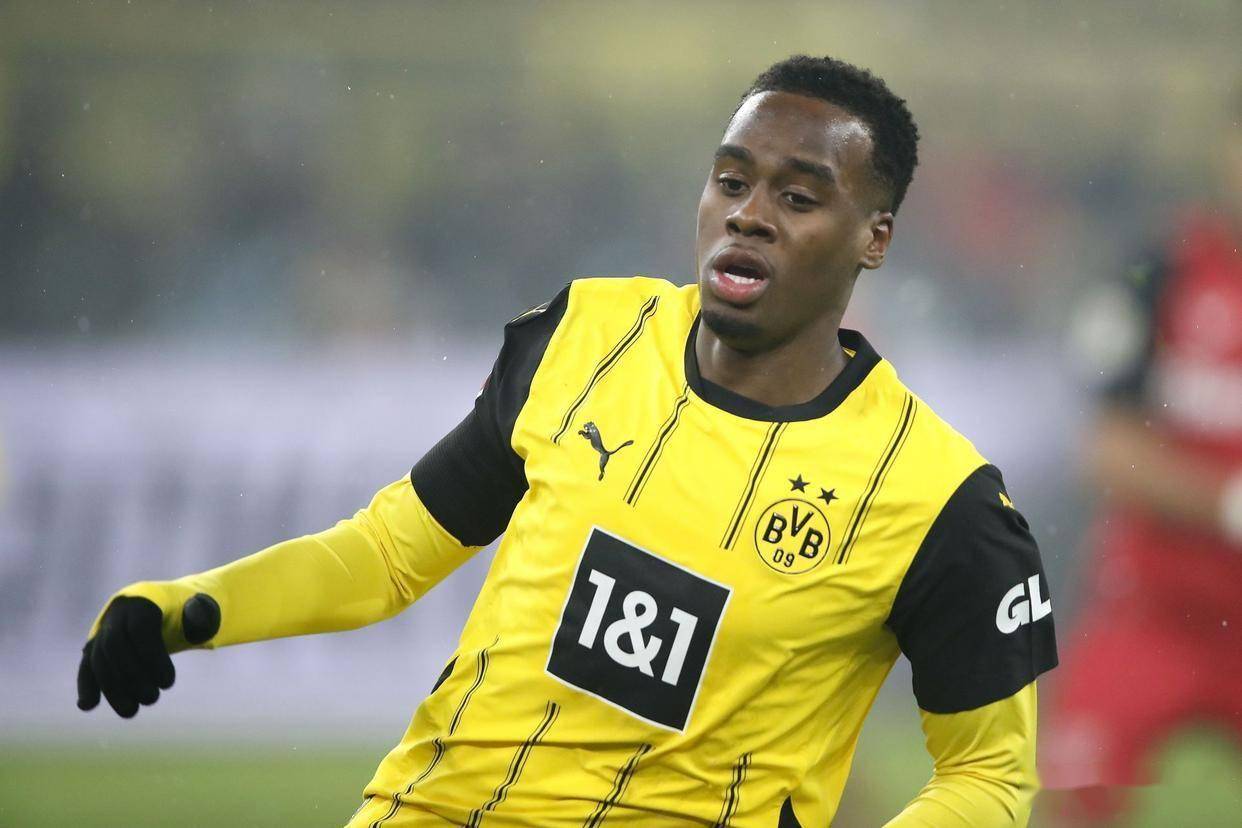 巴塞罗那签下新人,引来球迷热议 巴塞罗那签下新人,引来球迷热议