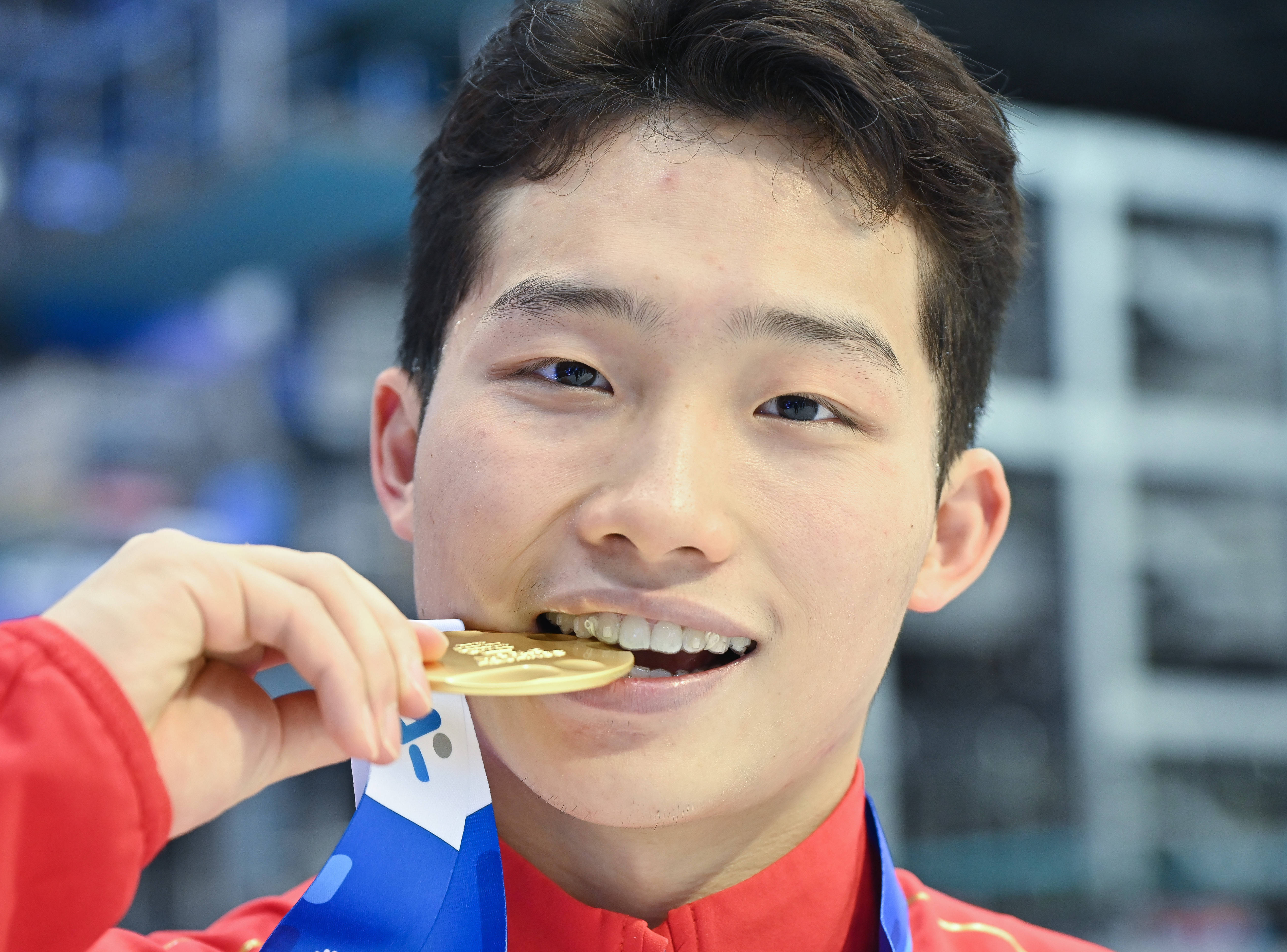 金牌选手欢呼庆祝,激动人心场面的简单介绍 金牌选手欢呼庆祝,激动人心场面的简单介绍