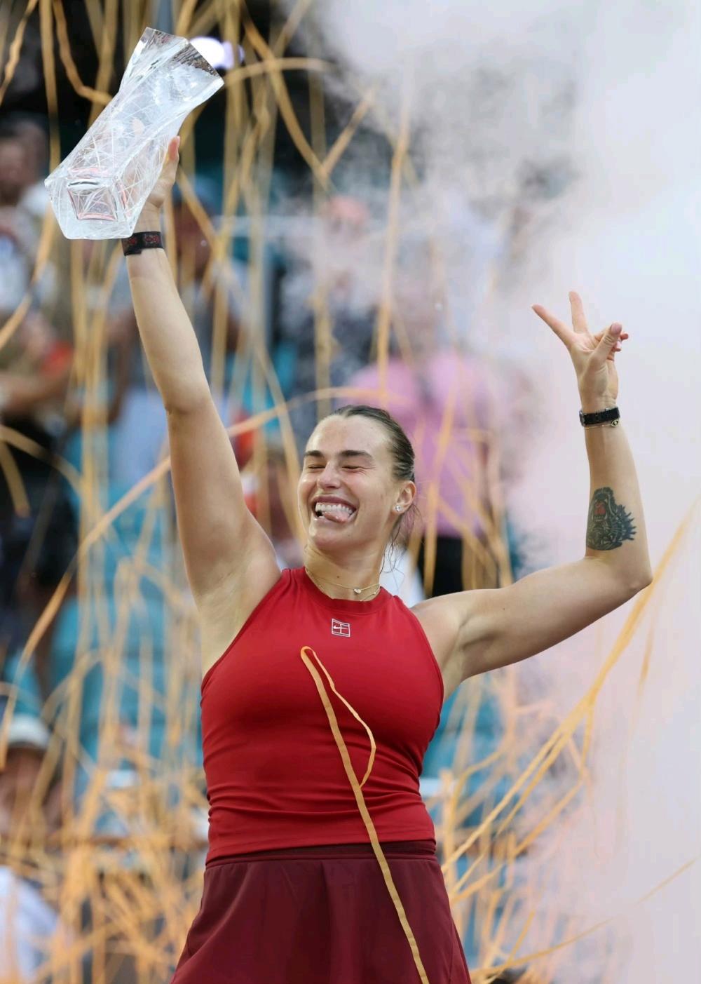 匈牙利体操选手优雅表现，赢得掌声