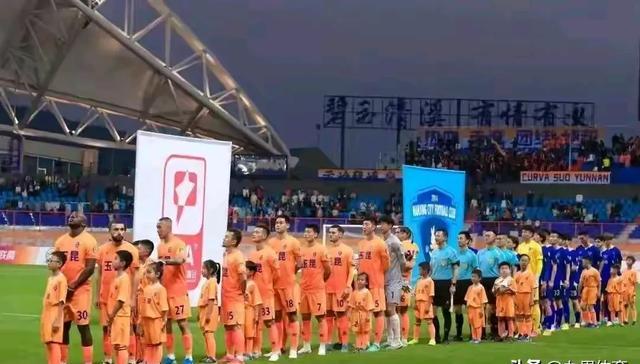 包含中国顶尖足球联赛一场激动人心的比赛瞩目的词条