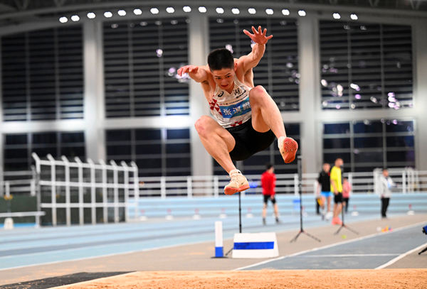 英国田径队员奋力拼搏，成功斩获银牌