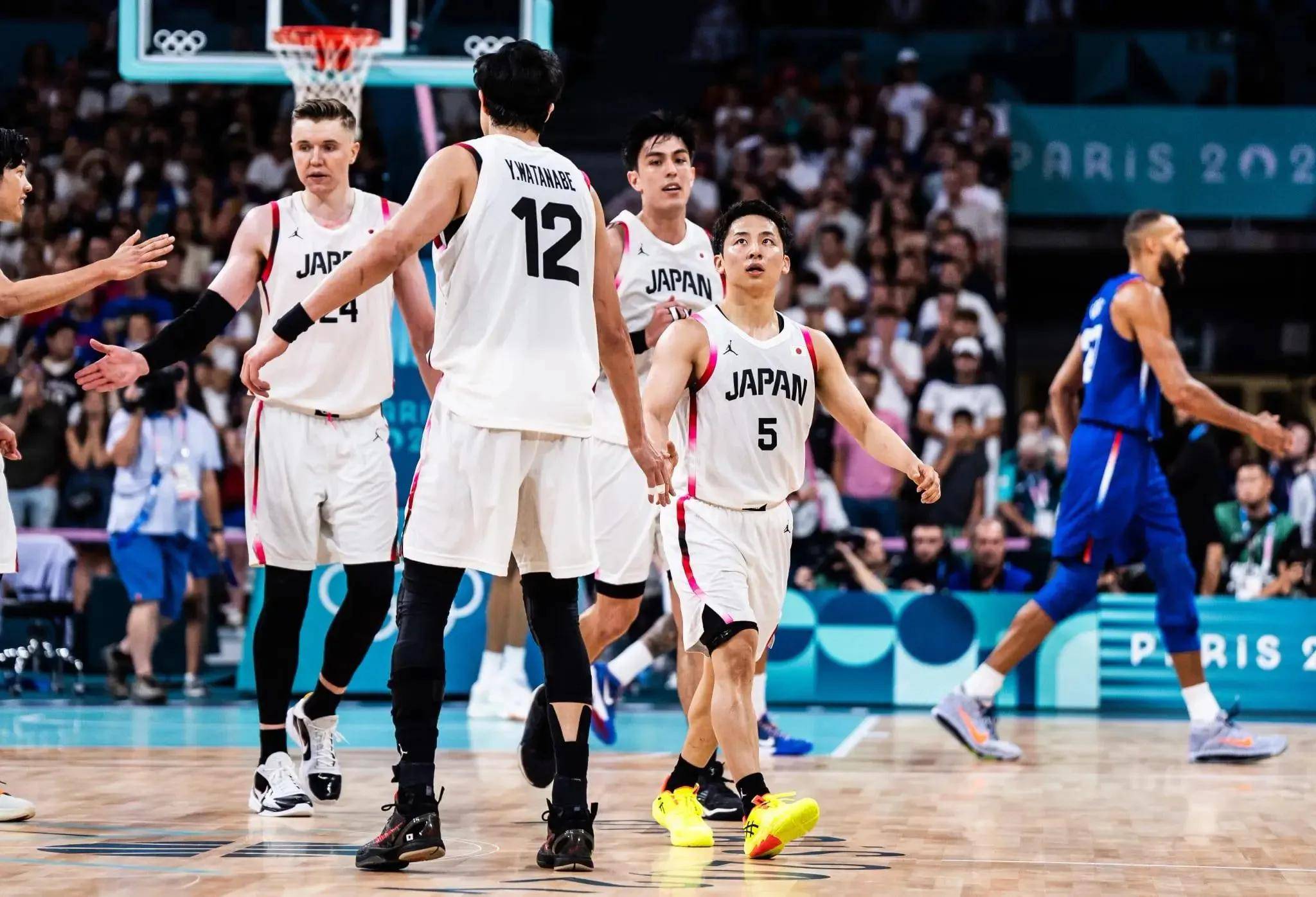 男篮明星选手参加海外对抗赛，找寻突破