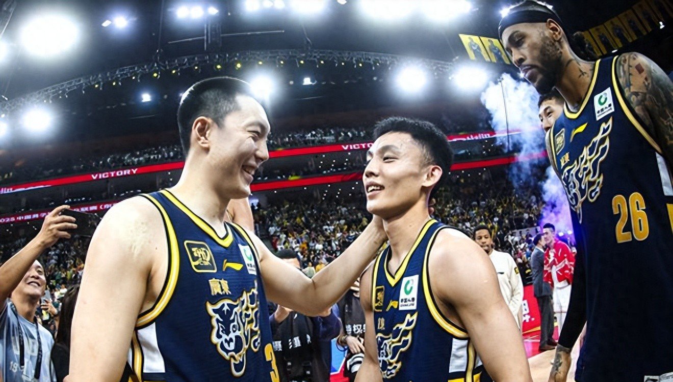 广东队在比赛中展现出色的团队合作