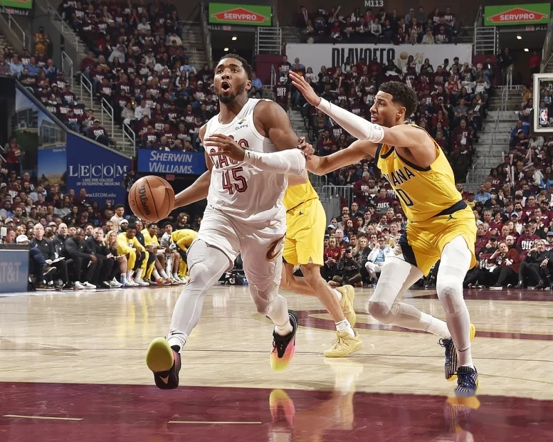 包含热火横扫步行者，继续保持不败的词条